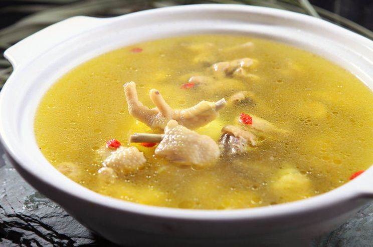 兒媳小產!惡婆婆一反常態「燉雞湯」貼心伺候~醫生「嘴饞喝一碗」慌了:一個小時後婆婆被抓