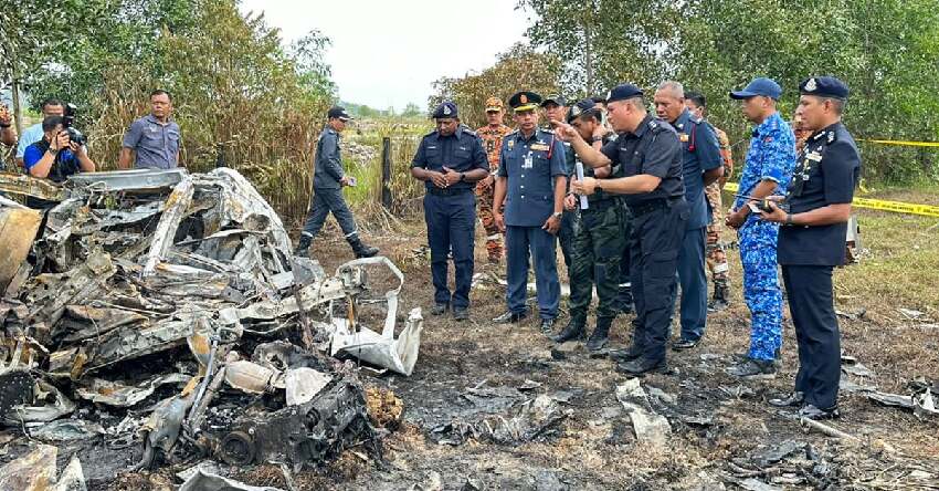 ◤小型飛機墜落10死 Part 81◢ 觸目驚心！ 車被炸成這樣