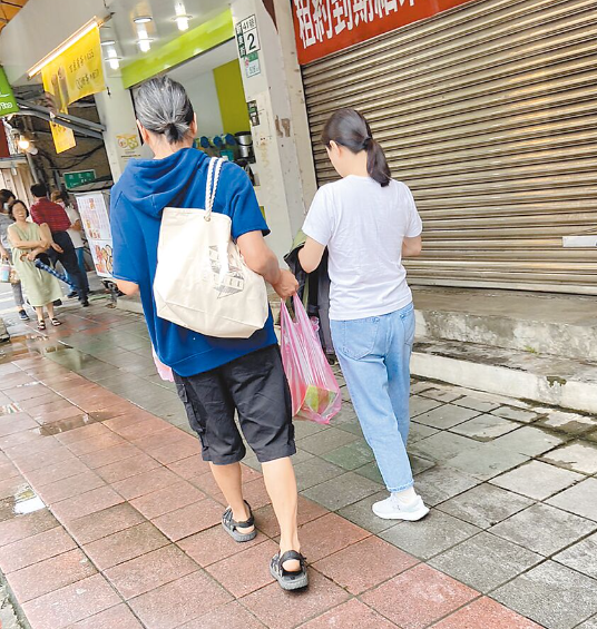 曾寶儀和初戀現身靈堂，同居19年未婚未育，男友頭髮都白了