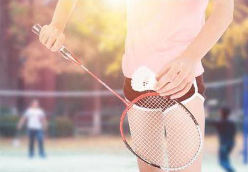 香港公眾公園激情上演「活春宮」，兩女子聞欲「冒死」上前當「戰地記者」，「打羽毛球」意外被「黑化」成令人不忍直視的潮語