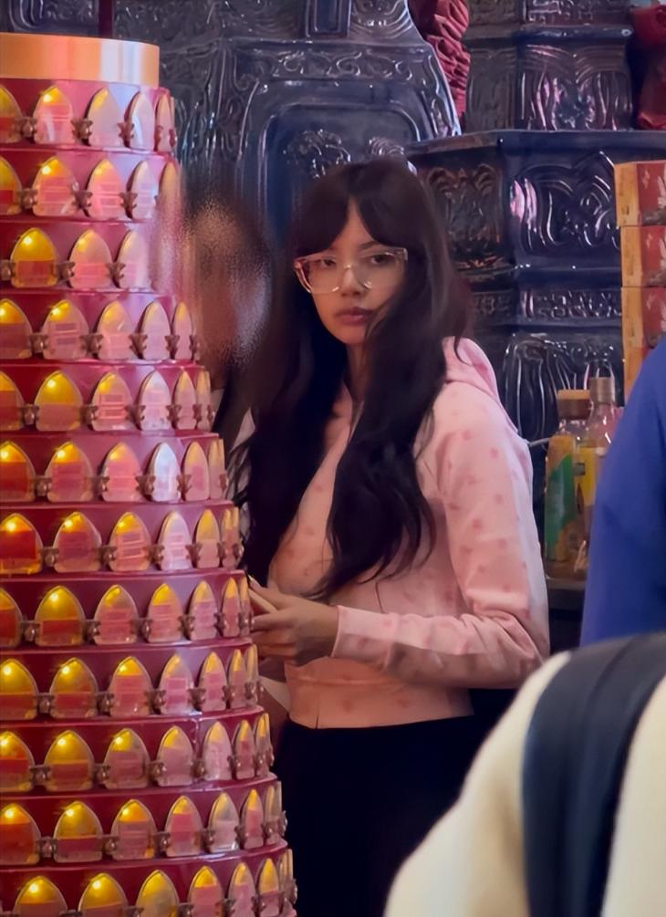 香港偶遇Lisa，素顏臉小背薄薄一片，穿健美褲拜廟卻被蜜桃臀吸引