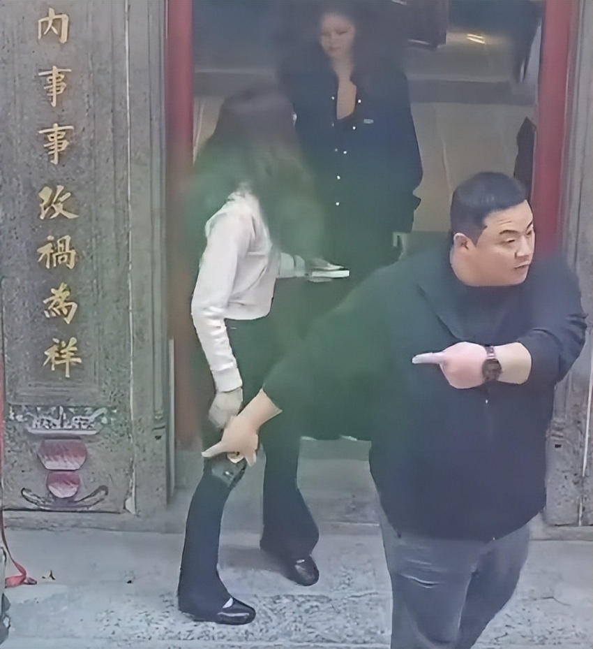 香港偶遇Lisa，素顏臉小背薄薄一片，穿健美褲拜廟卻被蜜桃臀吸引