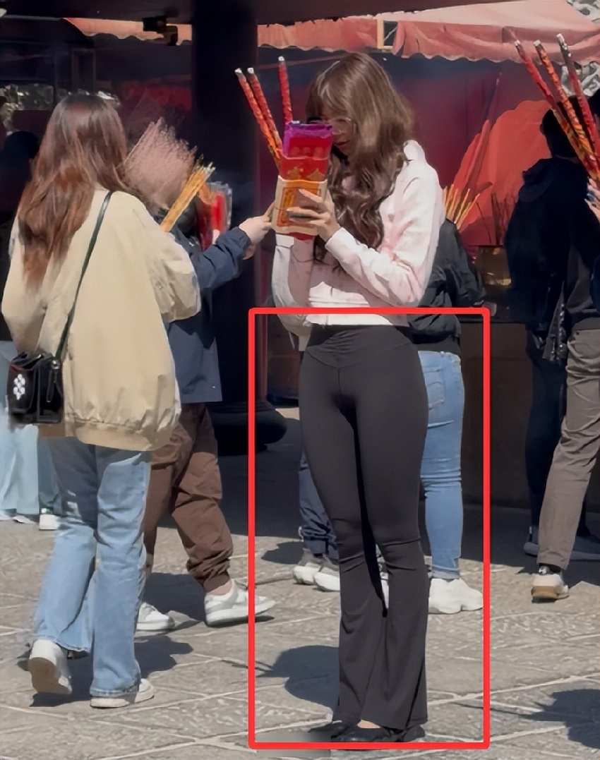 香港偶遇Lisa，素顏臉小背薄薄一片，穿健美褲拜廟卻被蜜桃臀吸引