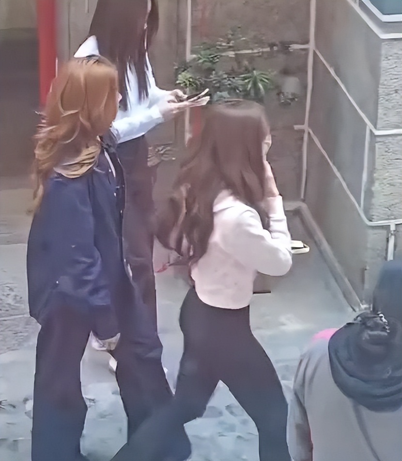 香港偶遇Lisa，素顏臉小背薄薄一片，穿健美褲拜廟卻被蜜桃臀吸引