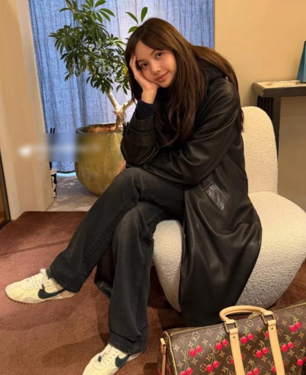 香港偶遇Lisa，素顏臉小背薄薄一片，穿健美褲拜廟卻被蜜桃臀吸引