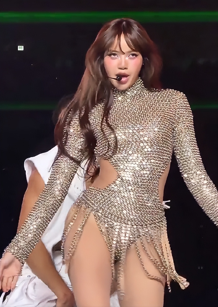 香港偶遇Lisa，素顏臉小背薄薄一片，穿健美褲拜廟卻被蜜桃臀吸引