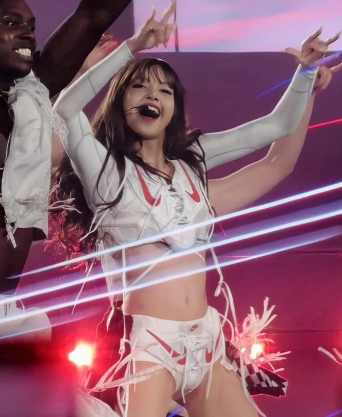 香港偶遇Lisa，素顏臉小背薄薄一片，穿健美褲拜廟卻被蜜桃臀吸引