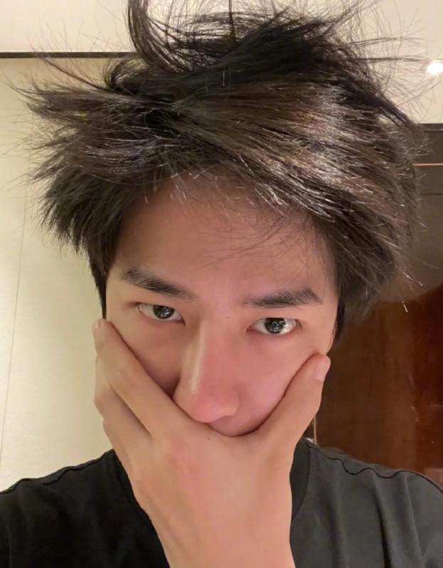 香港偶遇Lisa，素顏臉小背薄薄一片，穿健美褲拜廟卻被蜜桃臀吸引