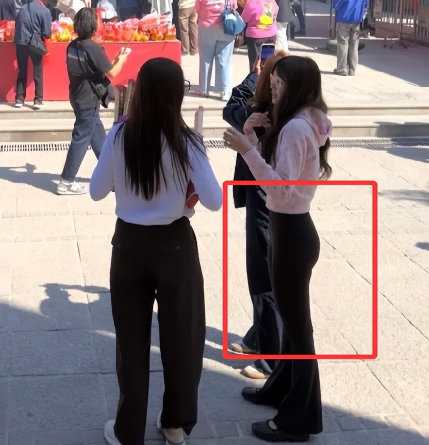 香港偶遇Lisa，素顏臉小背薄薄一片，穿健美褲拜廟卻被蜜桃臀吸引