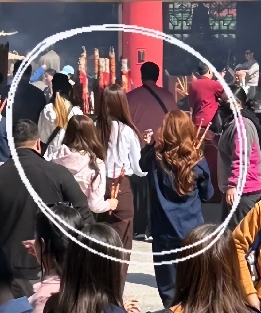 香港偶遇Lisa，素顏臉小背薄薄一片，穿健美褲拜廟卻被蜜桃臀吸引