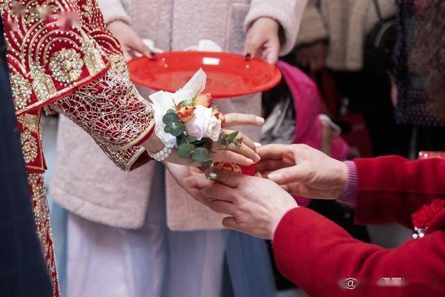 婆婆自75歲那年，每週去銀行「取1500元」，知道原因後我落淚了