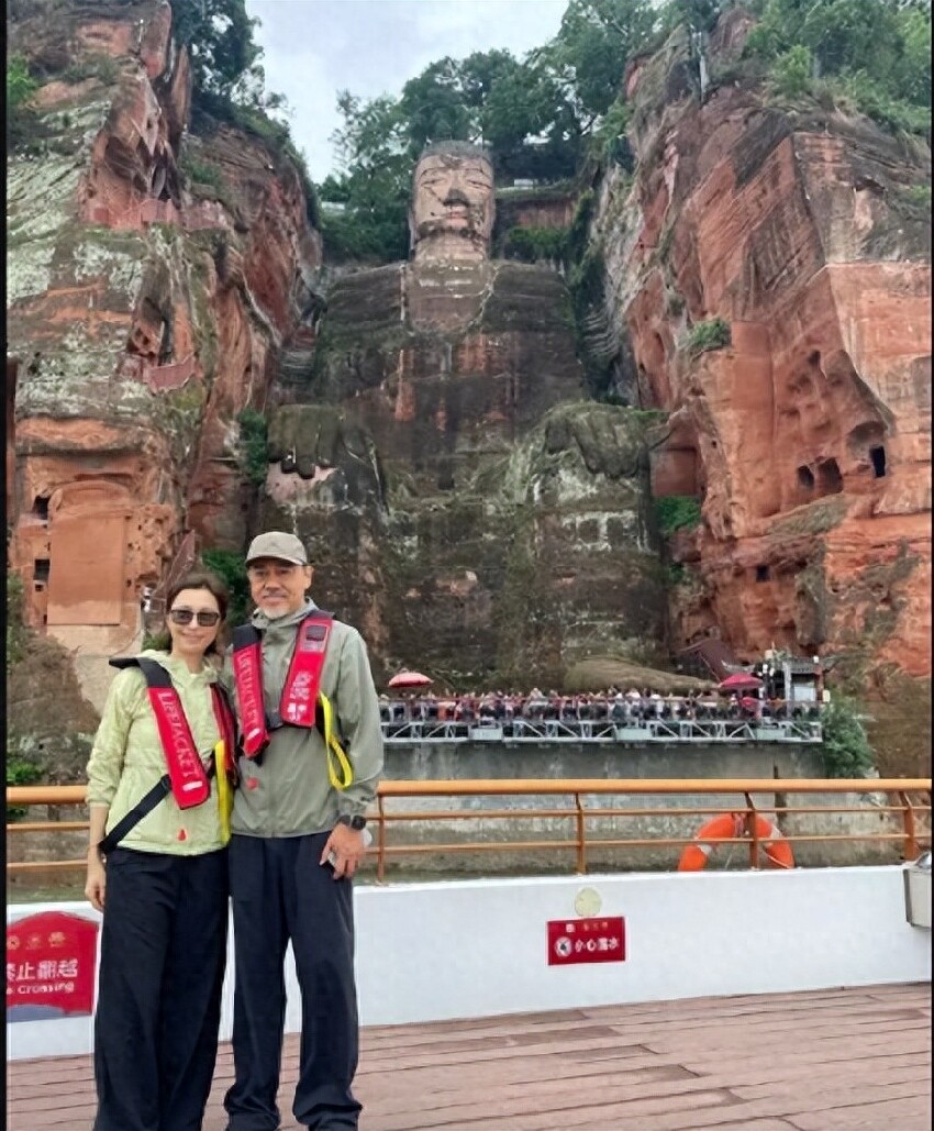 前港姐冠軍素顏照曝光，58歲靚到發光，與影帝結婚28年依舊甜蜜