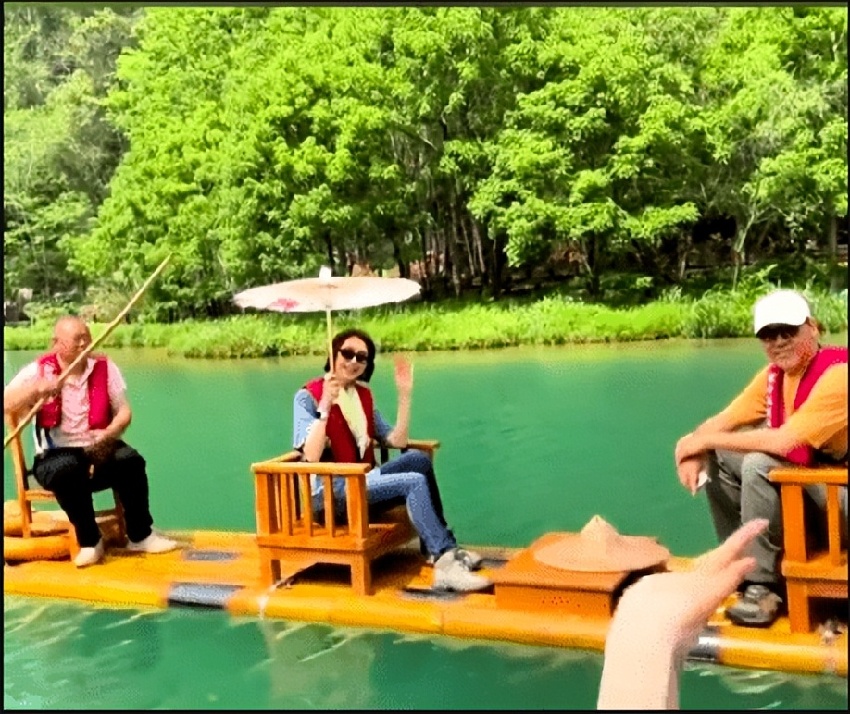 前港姐冠軍素顏照曝光，58歲靚到發光，與影帝結婚28年依舊甜蜜