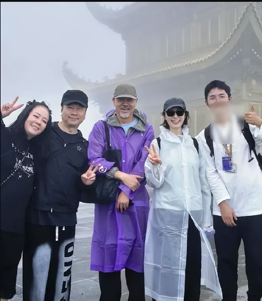 前港姐冠軍素顏照曝光，58歲靚到發光，與影帝結婚28年依舊甜蜜