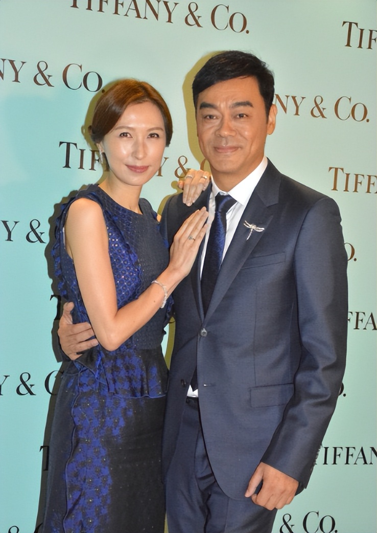 前港姐冠軍素顏照曝光，58歲靚到發光，與影帝結婚28年依舊甜蜜