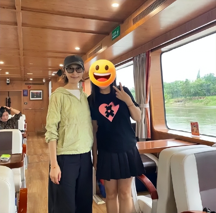 前港姐冠軍素顏照曝光，58歲靚到發光，與影帝結婚28年依舊甜蜜