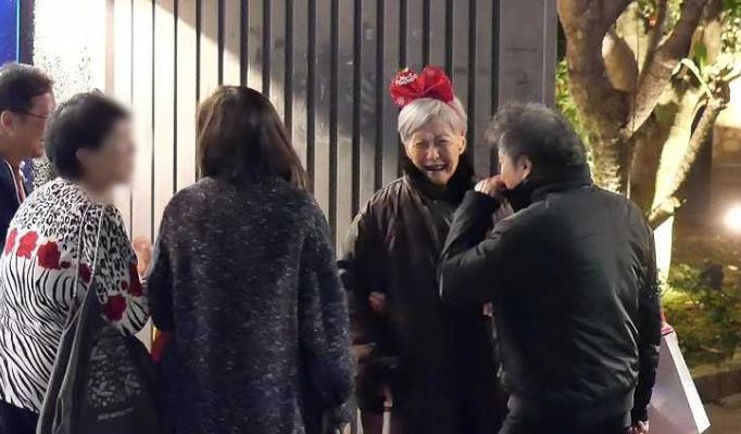 庾澄慶為94歲媽媽慶生，張嘉欣任勞任怨，一邊帶娃一邊照顧婆婆