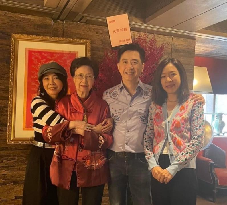 庾澄慶為94歲媽媽慶生，張嘉欣任勞任怨，一邊帶娃一邊照顧婆婆