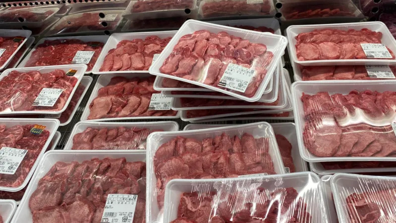 外婆家烤肉！跟表哥合資1萬5千「買高檔食材」　舅舅四口不請自來「買完飲料回來愣住」