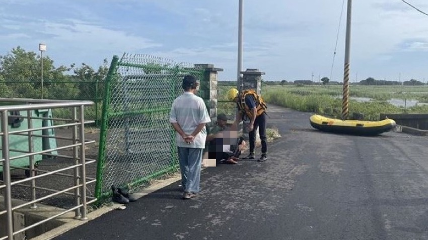 即／找到了！9歲男童落水失蹤 父「緊抱遺體」癱坐在地