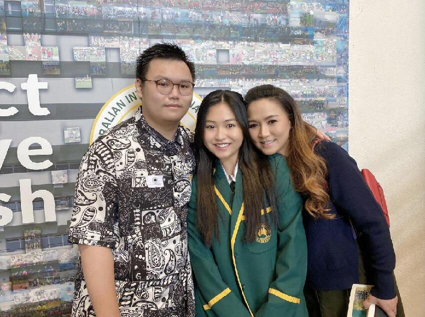 黎瑞恩見證23歲女兒大學畢業，赴澳洲參加畢業禮，自曝從頭哭到尾