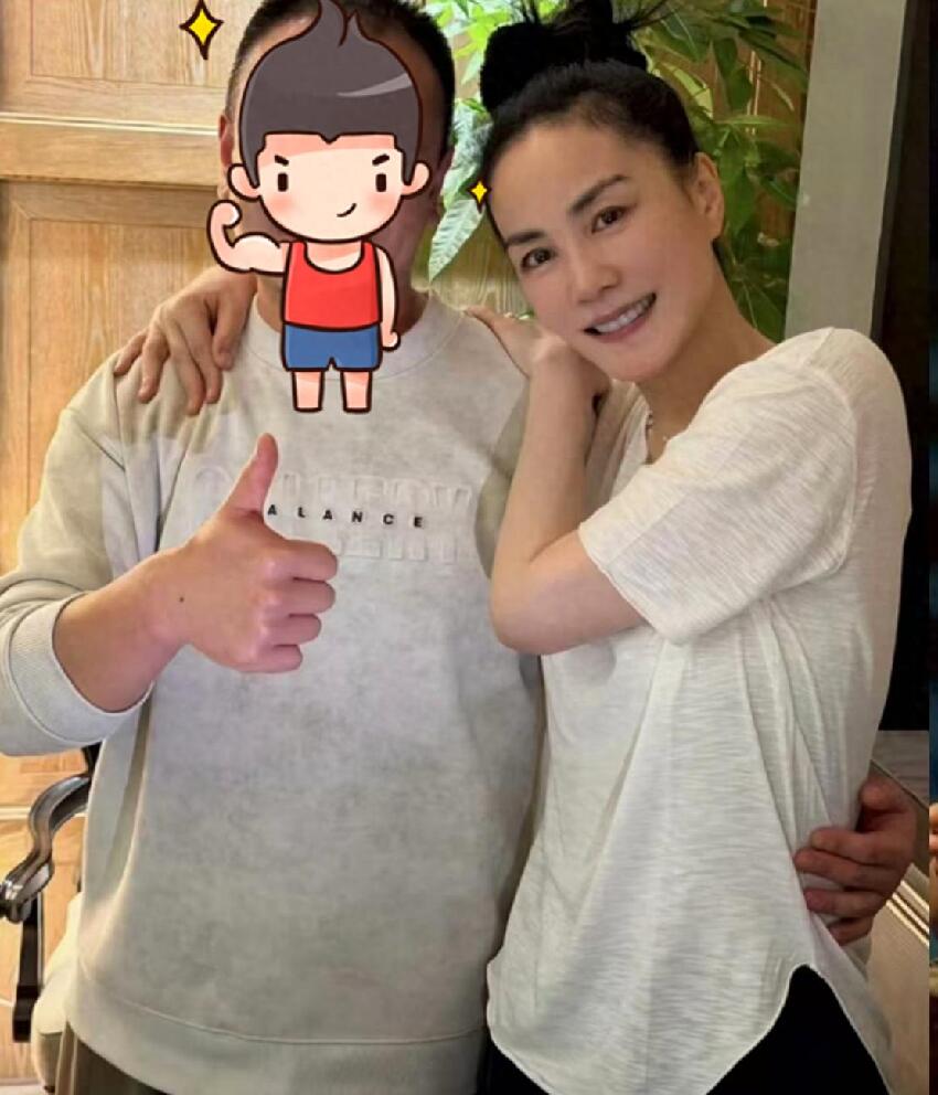 王菲與男友人聚餐，合照姿勢太親密，網友：是謝霆鋒會吃醋的程度