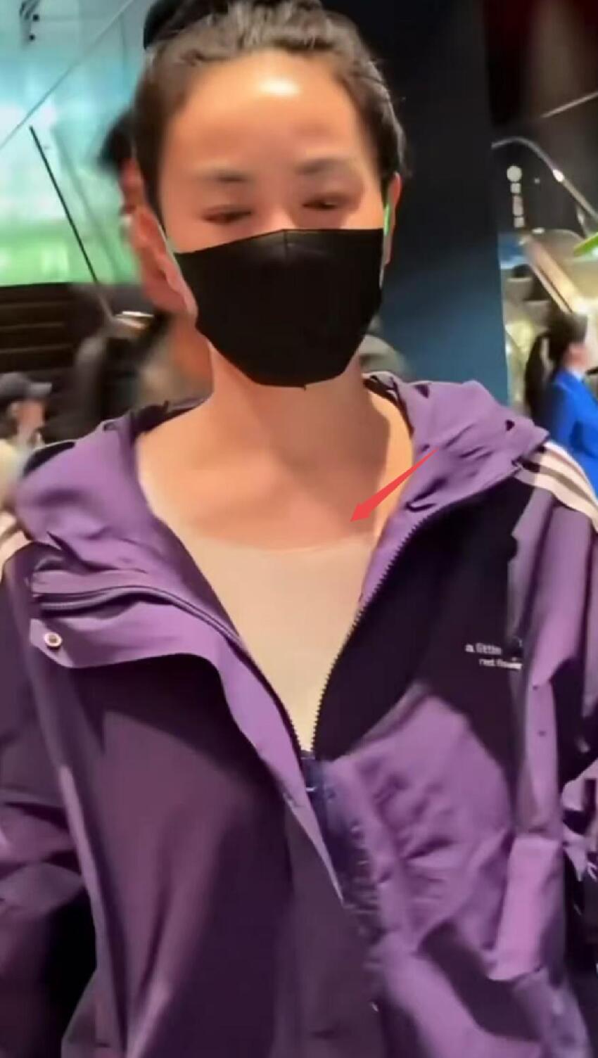 王菲與男友人聚餐，合照姿勢太親密，網友：是謝霆鋒會吃醋的程度