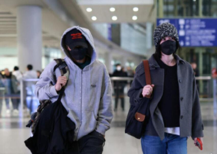 王菲與男友人聚餐，合照姿勢太親密，網友：是謝霆鋒會吃醋的程度