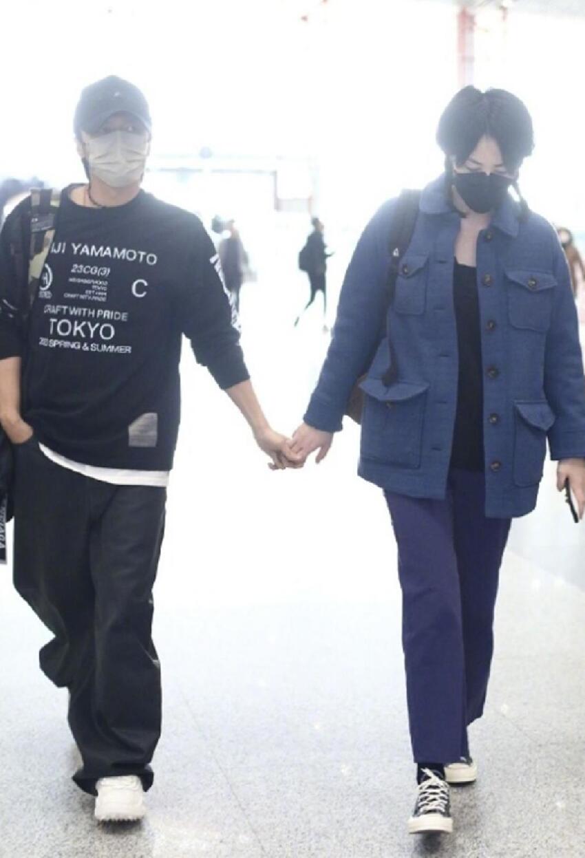 王菲與男友人聚餐，合照姿勢太親密，網友：是謝霆鋒會吃醋的程度