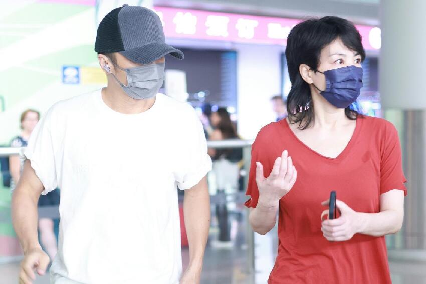 王菲與男友人聚餐，合照姿勢太親密，網友：是謝霆鋒會吃醋的程度