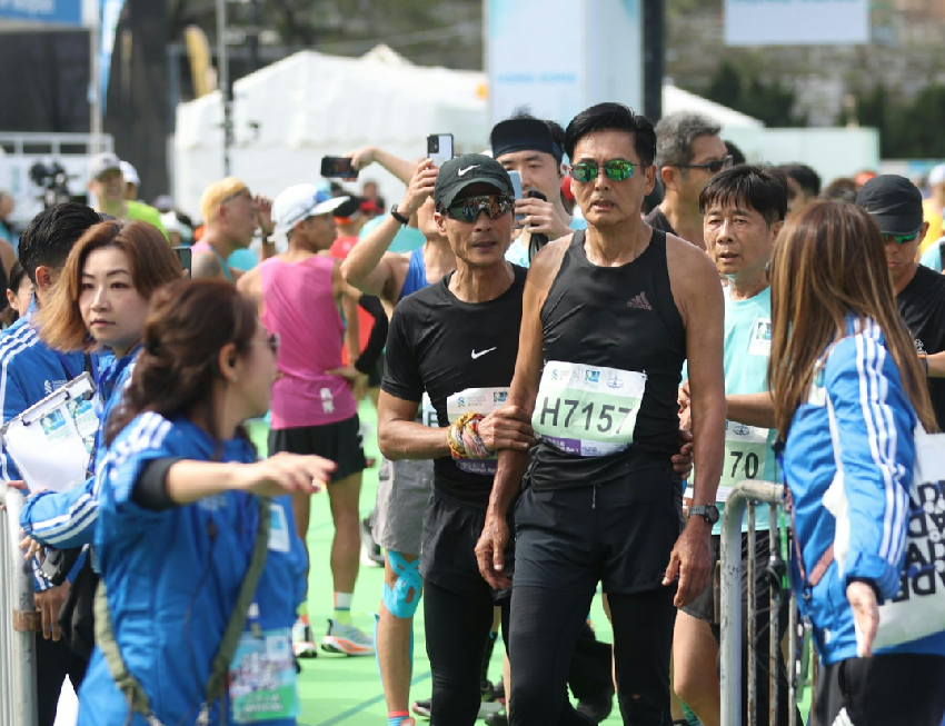 原創             同樣是60+港圈男神，周潤發和其他人對比，差別怎麼那麼大