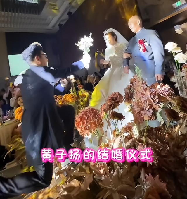 57歲港星黃子揚三婚迎娶小20歲太太，抱半歲兒子舉辦婚禮眾星祝賀