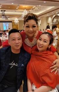 68歲大B哥吳志雄風光嫁女兒，新娘手腕戴滿黃金鐲子太奢侈，婚禮現場眾星雲集