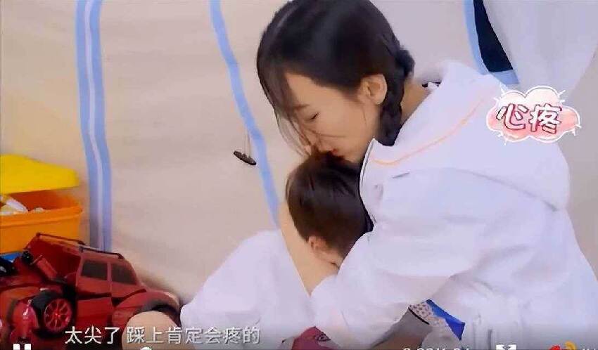 我偷偷在兒子身上裝了攝像頭,卻看到令我悔不當初的一幕