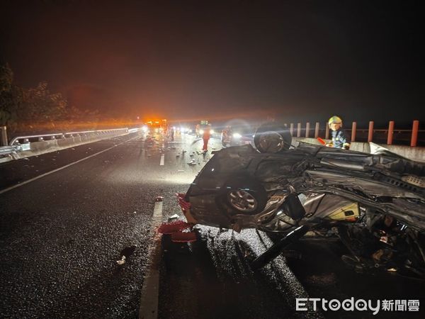 快訊／國3嚴重車禍「整車撞爛翻覆」！「2人重傷亡」5人緊急送醫...