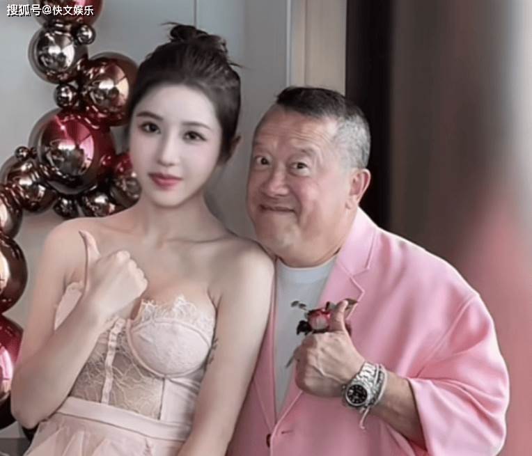 71歲曾志偉參加小楊哥開業慶典！與喬妹貼身合影，一個動作引熱議