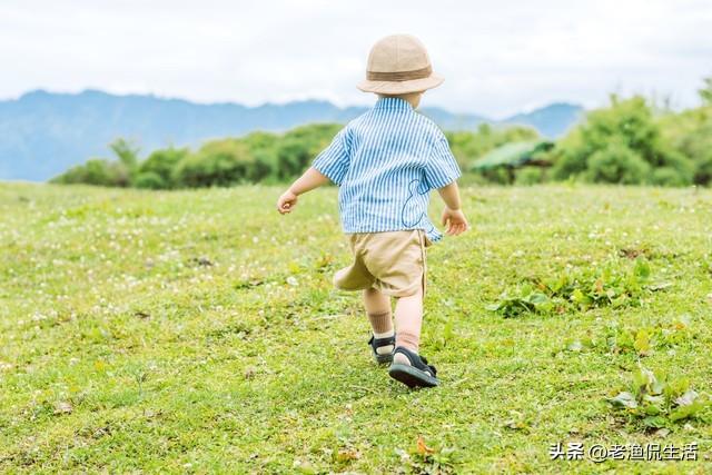 媳婦嫌鄉下教育差！把孫子送去親家住「我太想念跑去探望」　無意間「聽到孩子一句話」我決定把孫子接走