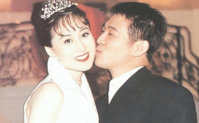 李連杰妻子利智變癟嘴老太太，前妻黃秋燕美艷動人，不敵胸脯四兩
