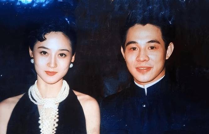 李連杰妻子利智變癟嘴老太太,前妻黃秋燕美艷動人,不敵胸脯四兩