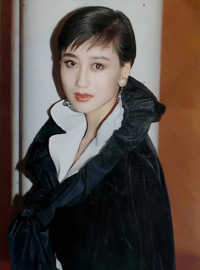 李連杰妻子利智變癟嘴老太太,前妻黃秋燕美艷動人,不敵胸脯四兩