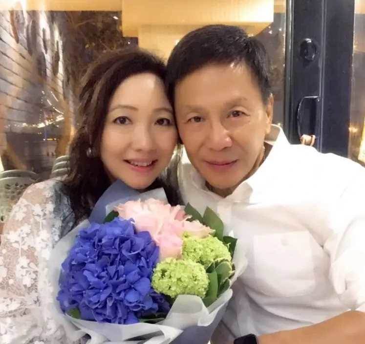 一路走好！TVB男星愛妻骨癌病逝！62歲才展開戀情，太太讓他再找個新伴侶