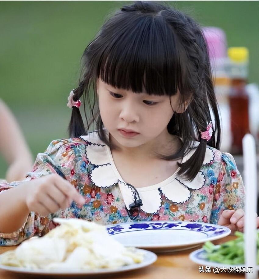 《爸爸去哪兒》10年，八位女孩已亭亭玉立，富養的女兒氣質真出眾