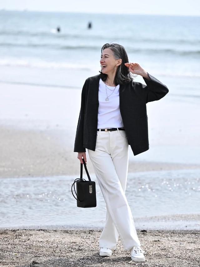 女人過了50歲，白褲子才是最減齡的打扮，記住「3穿3不穿」更高級