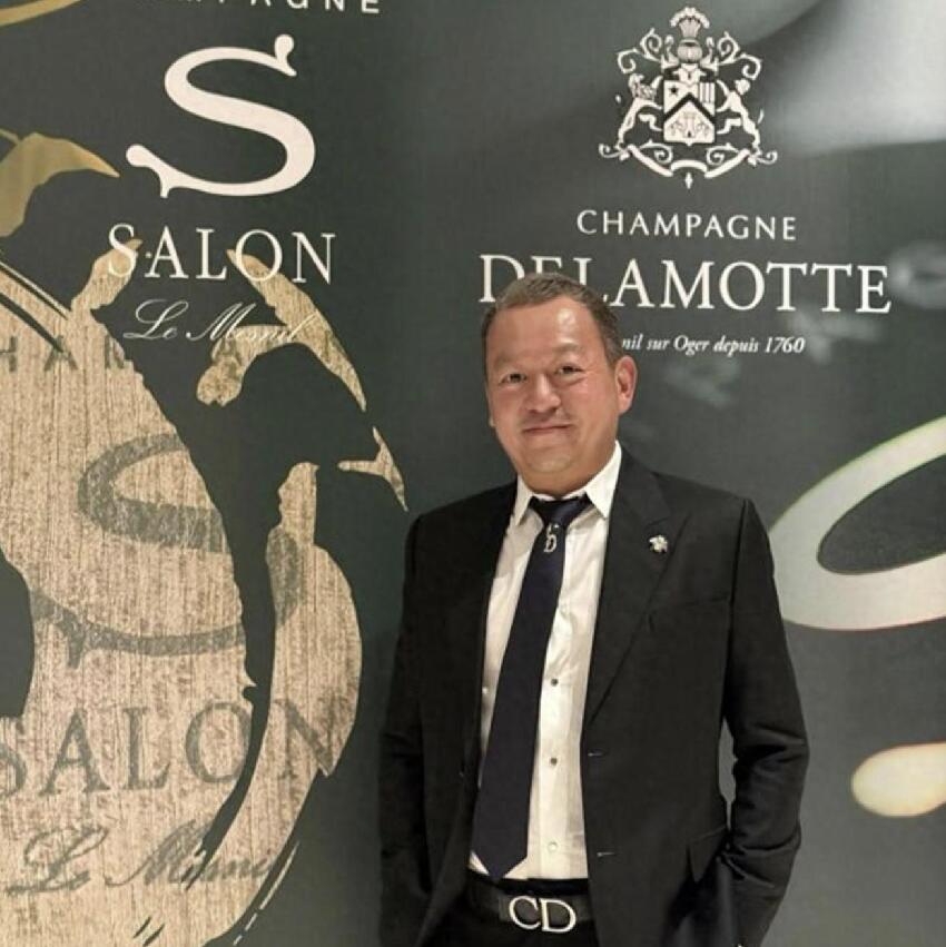 港姐徐淑敏53歲丈夫轉戰電影業,被曝已簽下李佳芯,稱投資逾8億