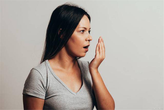 肝病「偷襲」,夜晚睡覺時,可能出現三種跡象,若沒中,肝還不錯