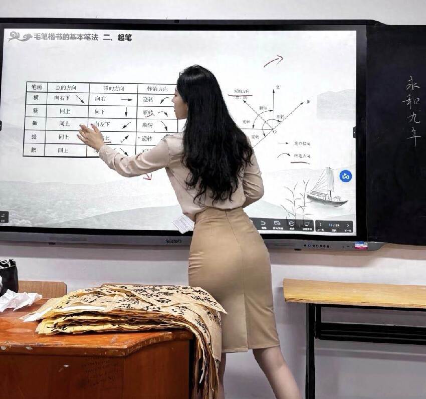 女老師穿「緊身褲」上課,被校長批評,看到第4張,網友炸鍋:太離譜