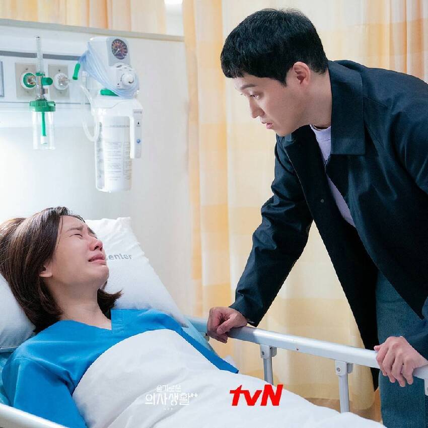 我哥,嫂大學時就交往,畢業沒多久就結婚一直很恩愛.... 直到一年前「大嫂主動坦承她出軌了」我哥氣炸失婚,最近我「在超市偶遇大嫂爸爸」我哭著衝回家:哥快點,不然來不及了!