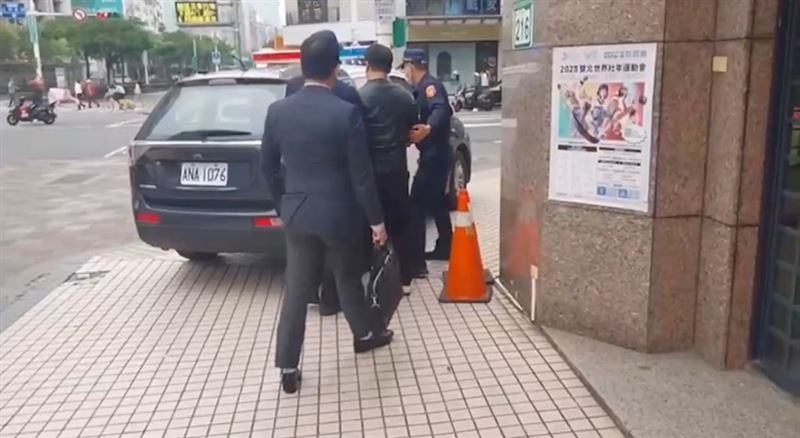 55歲楊麗菁「保時捷遭噴漆」畫面曝光　警追查傻眼：「是小13歲前男友指使...」