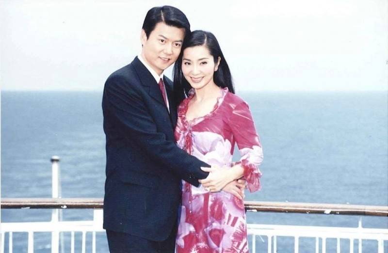 曬23年前舊照！陳美鳳45歲「被倪齊民摟腰環抱」甜蜜燦笑　網掀回憶殺「必看八點檔神劇」