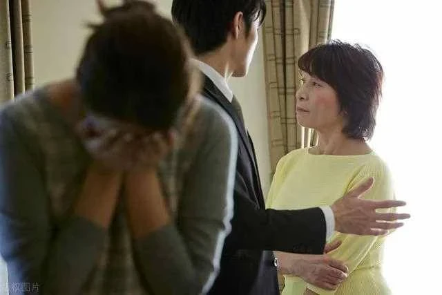 我當年未婚懷孕結婚爸媽很生氣... 老公出軌我「失婚跑回娘家住」，打地鋪睡「卻連續3晚窗戶被打開」！ 第4天我裝睡「半夜偷偷張開眼睛」一看崩潰了